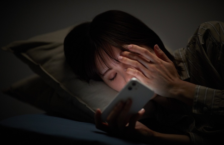 Donna con telefono che non riesce a dormire