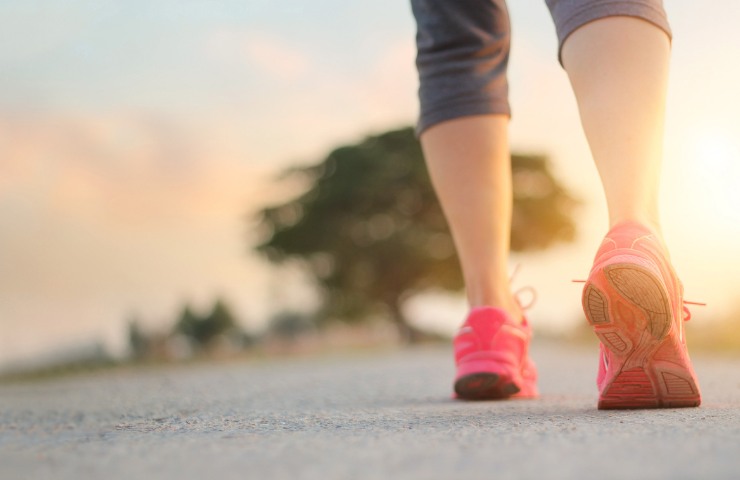 gambe di persona che cammina