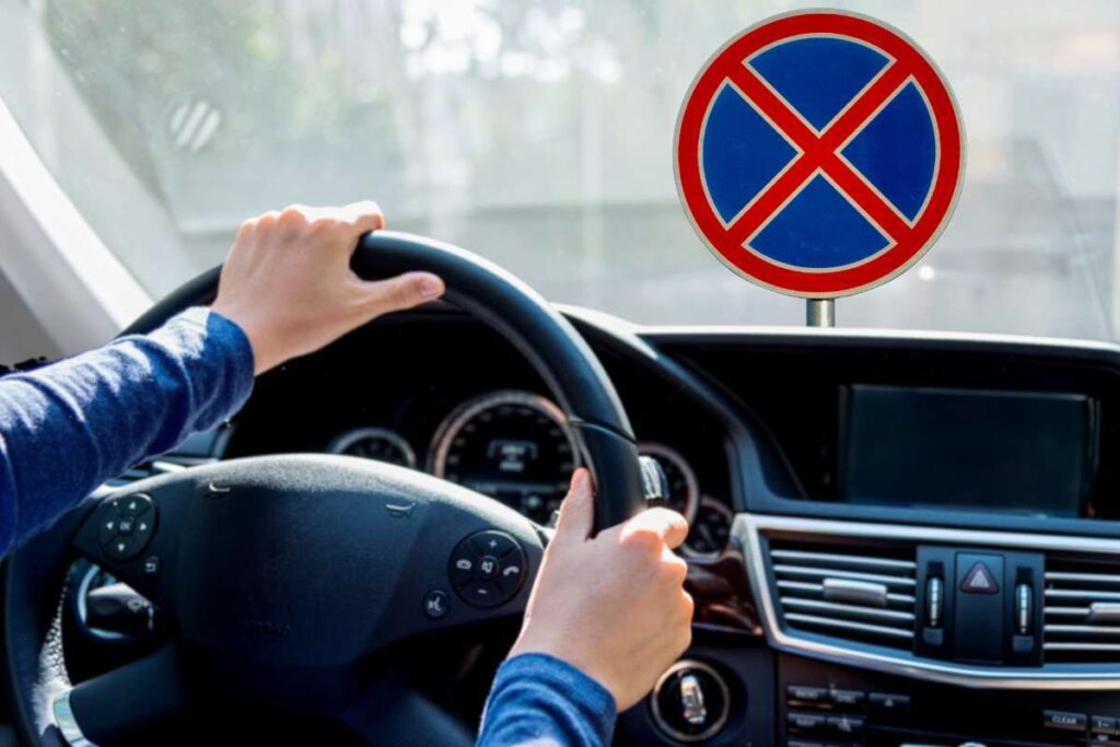 Persona al volante e segnale divieto