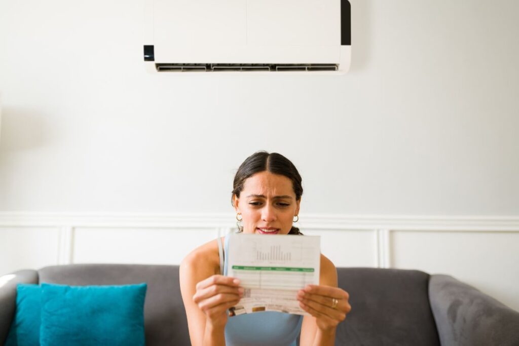 Donna che legge bolletta consigli per risparmiare