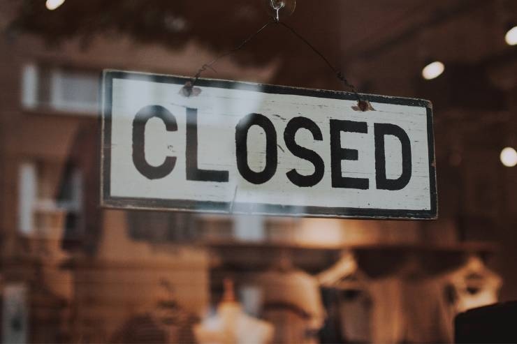 Cartello chiusura in vetrina