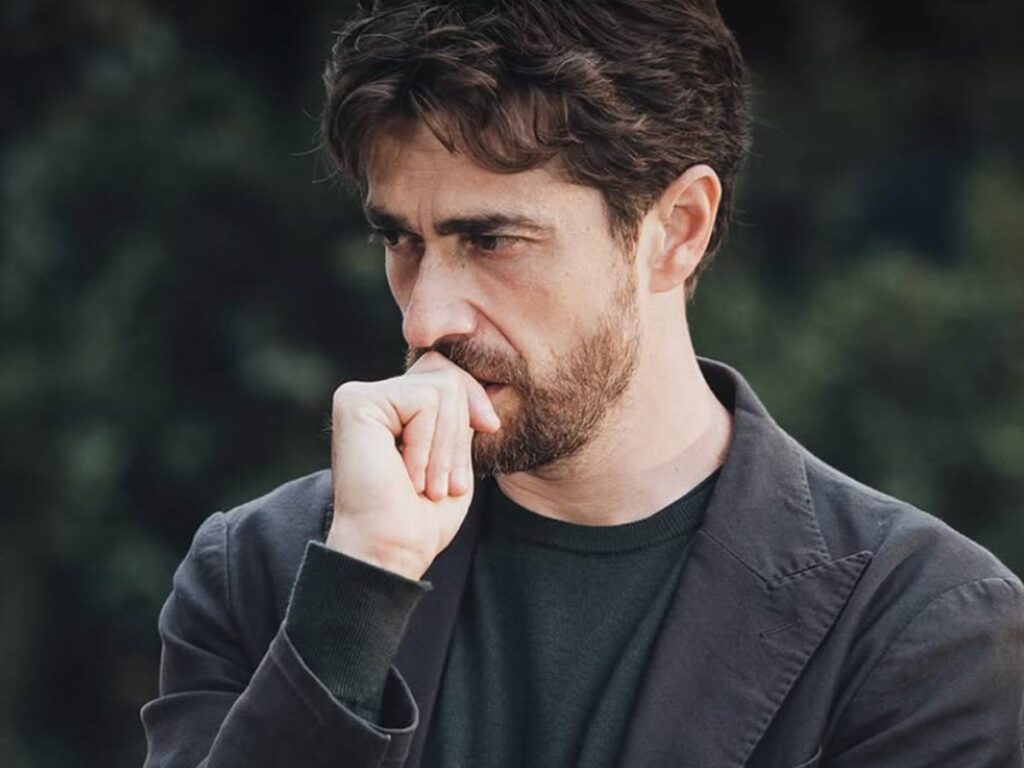 giovanni scifoni nei panni di lorenzo in che dio ci aiuti