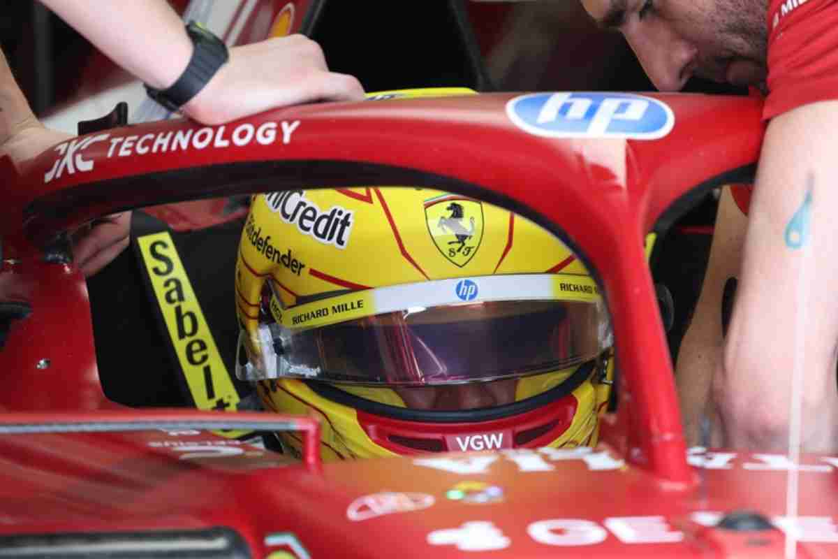 Hamilton su auto Ferrari