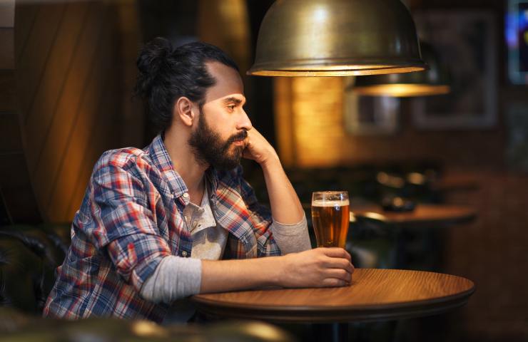 uomo da solo ad un tavolo