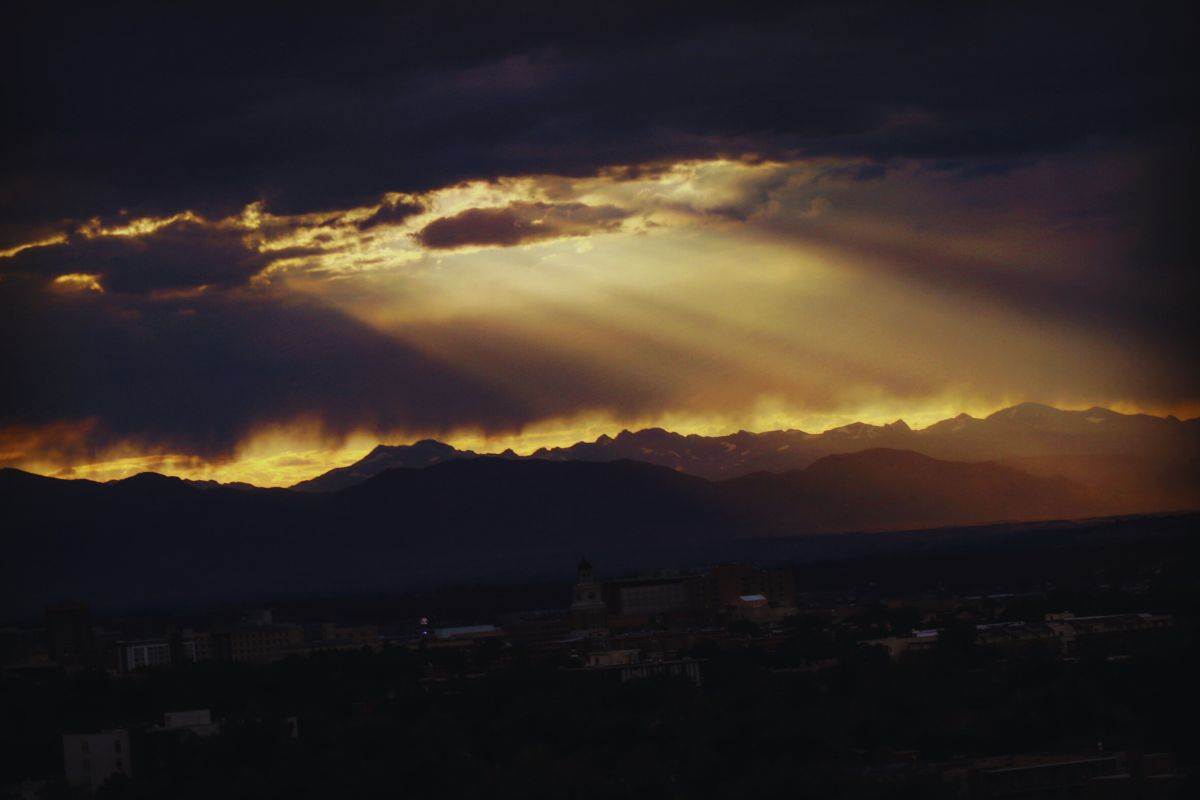 Spiraglio di sole che emerge tra le nuvole