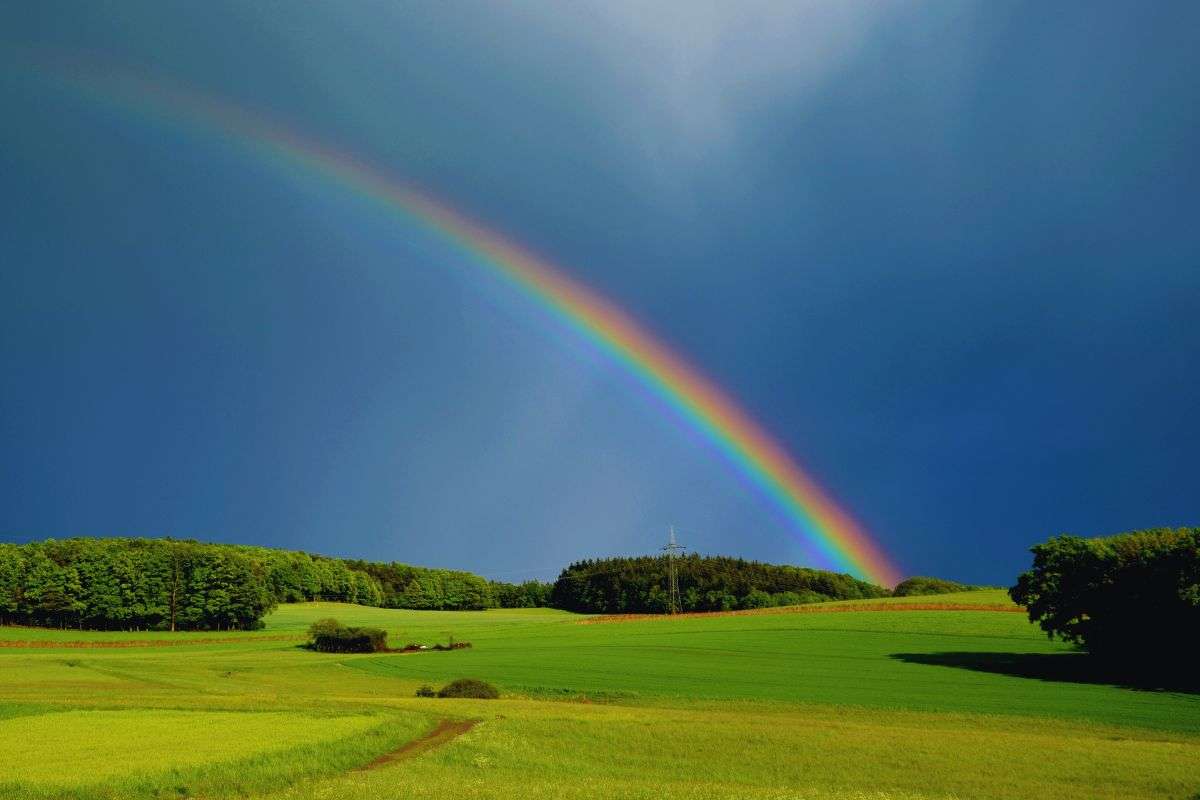 Arcobaleno sbuca tra le nuvole