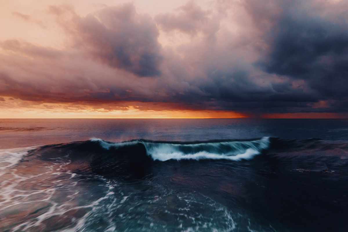 Cielo nuvoloso su una spiaggia 