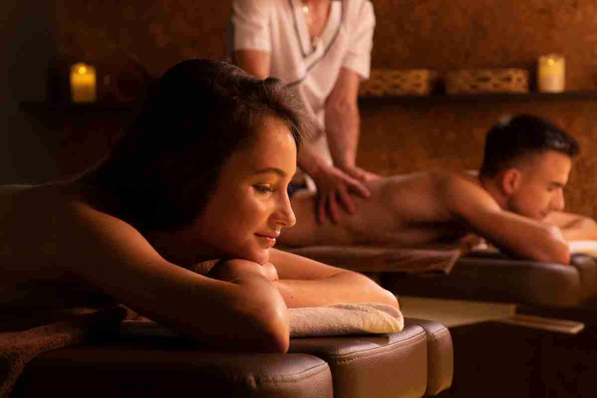 giovani fanno un massaggio alle terme