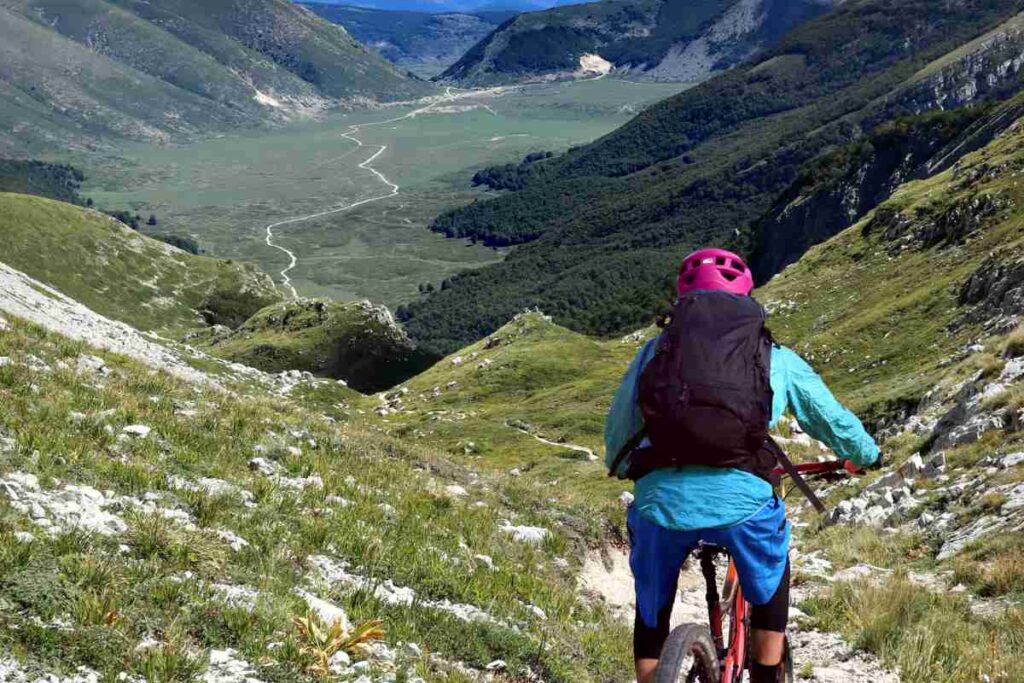 Un ciclista in uno dei migliori percorsi di Cicloturismo in Abruzzo
