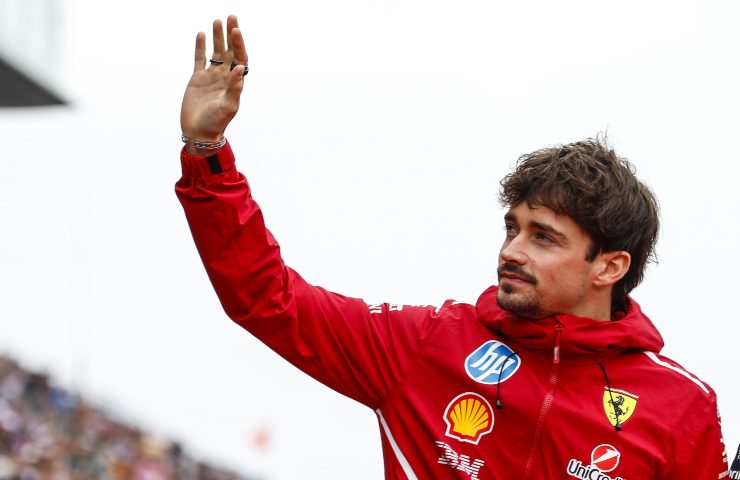 Charles Leclerc che saluta