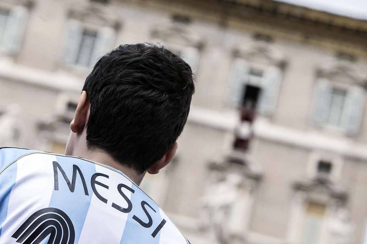 Tifoso sotto finestra del papa