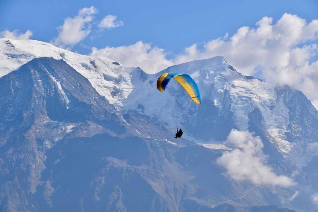 Un parapendio in azione in montagna