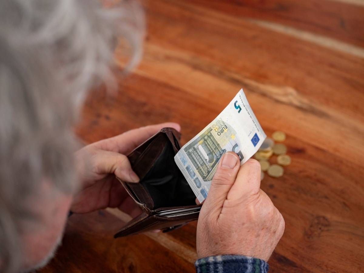 Pensionato soldi portafogli