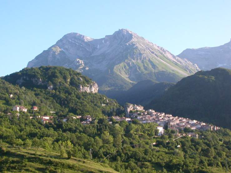 montagne sullo sfondo di un paesino immerso nel verde