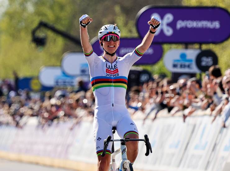 Pogacar esulta dopo la vittoria