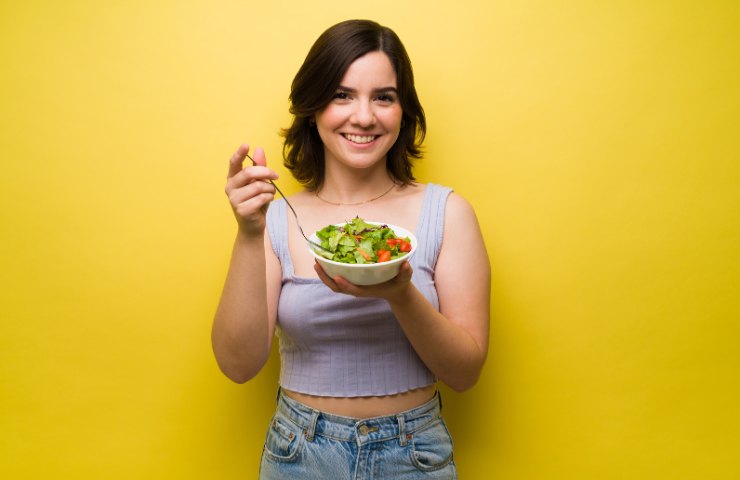 donna con piatto di insalata