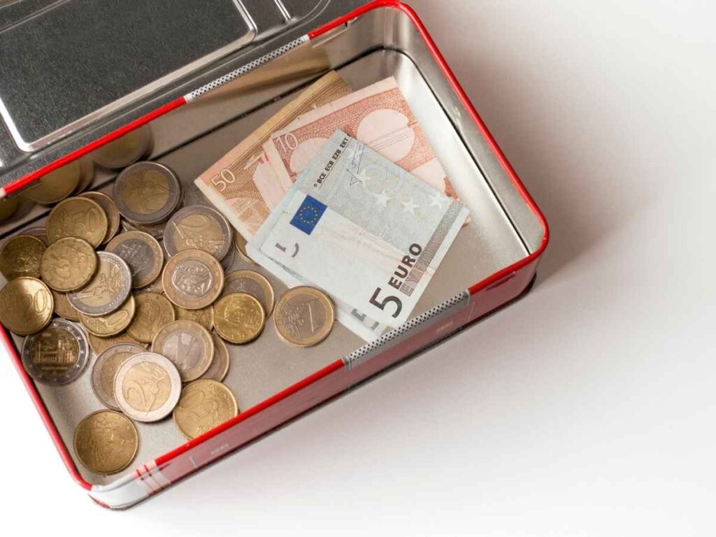 Soldi euro cassetta latta
