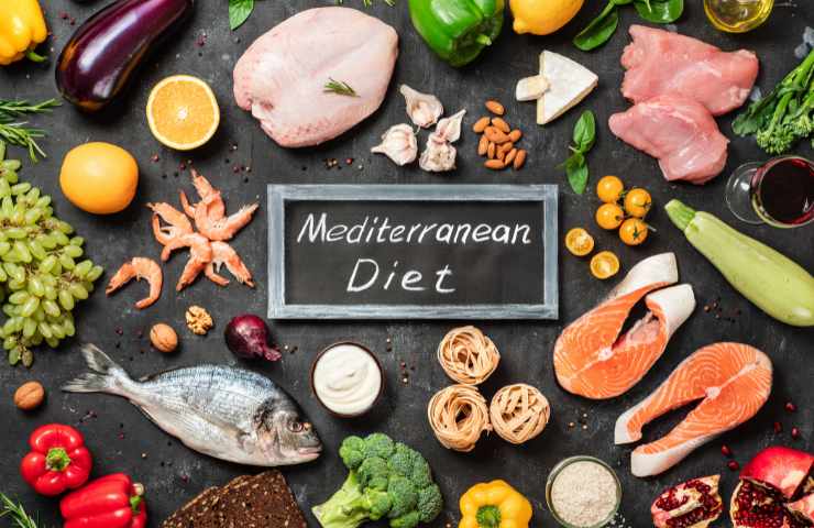 alimenti vari e lavagnetta con scritta dieta mediterranea