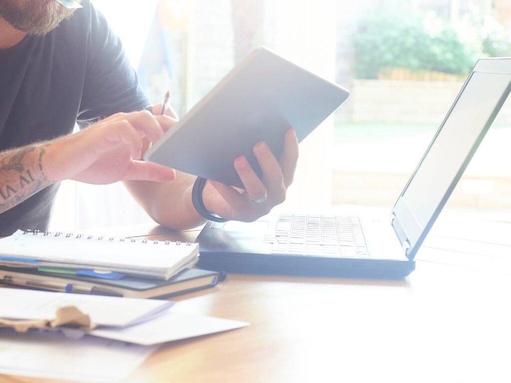 Uomo controlla tablet