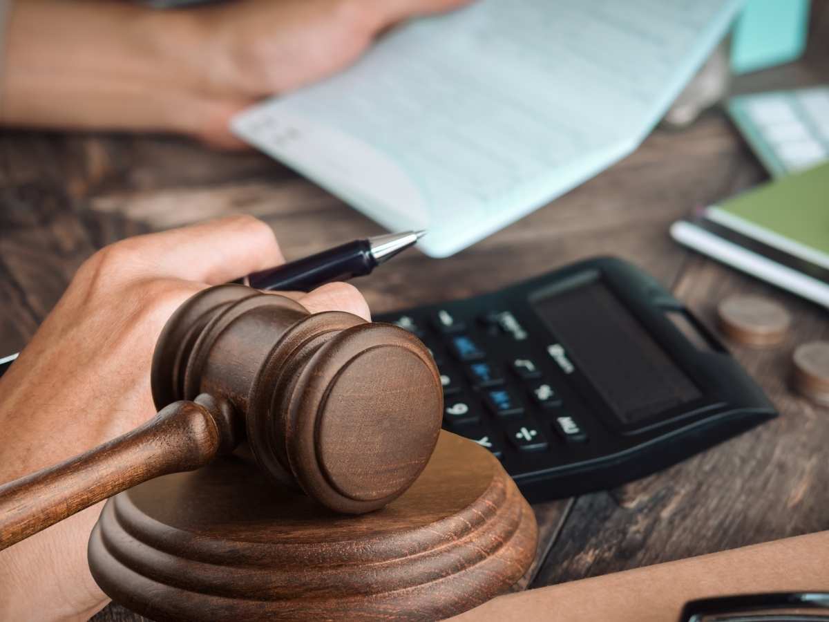 Uomo calcoli documenti martello tribunale