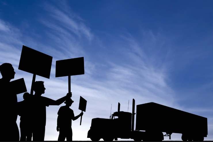 Sagome di manifestanti e camion