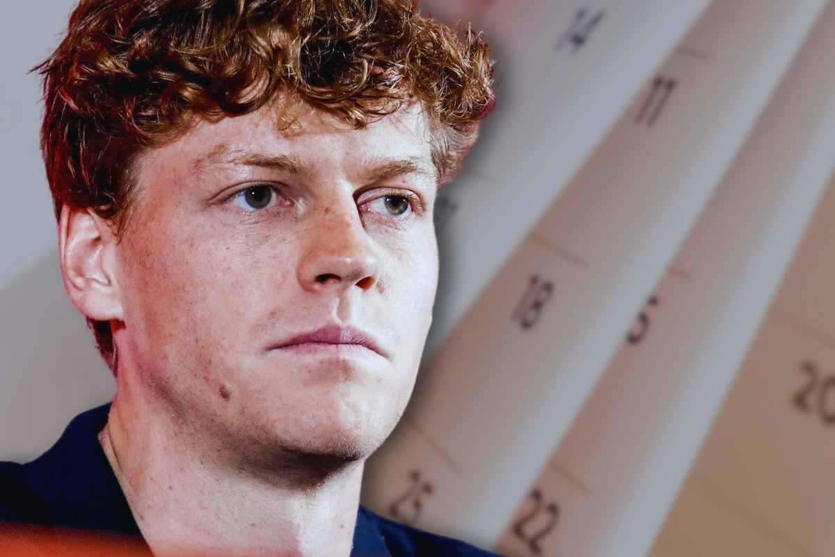 Jannik Sinner con calendario sullo sfondo