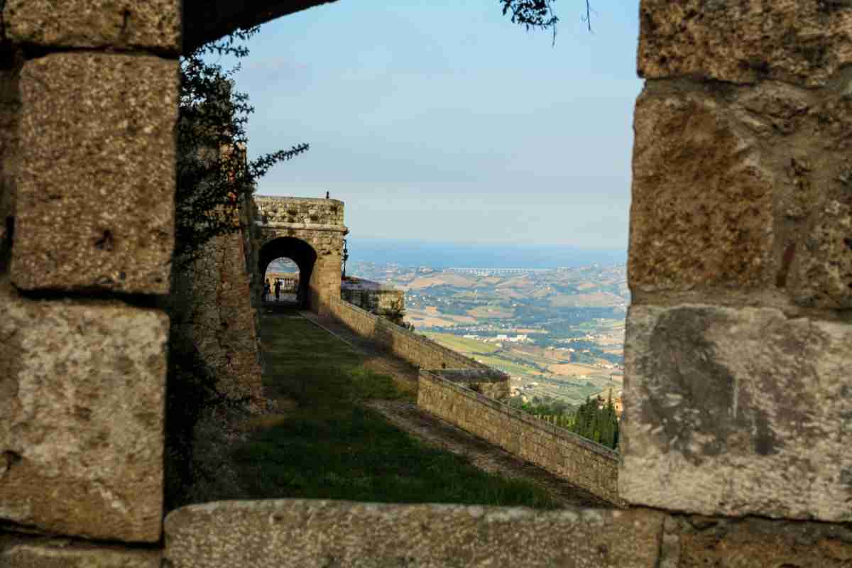Civitella del Tronto dove si trova la strada più stretta in Abruzzo