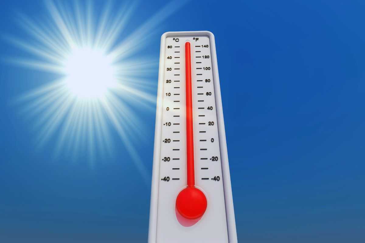 Sole che splende accanto ad un termometro