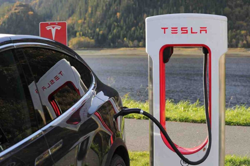 Una Tesla alla colonnina ricaricabile