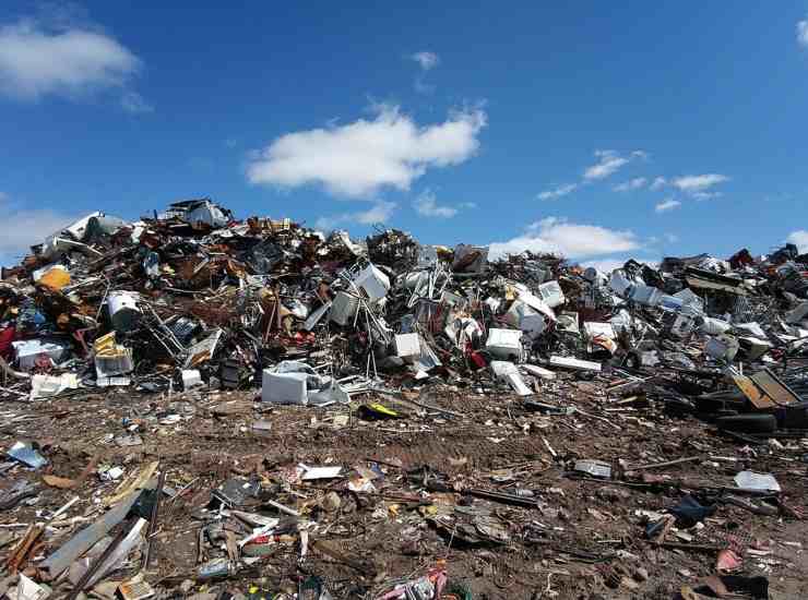 La discarica piena di rifiuti