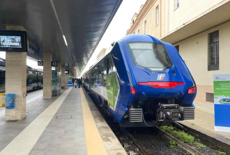 Un treno in stazione