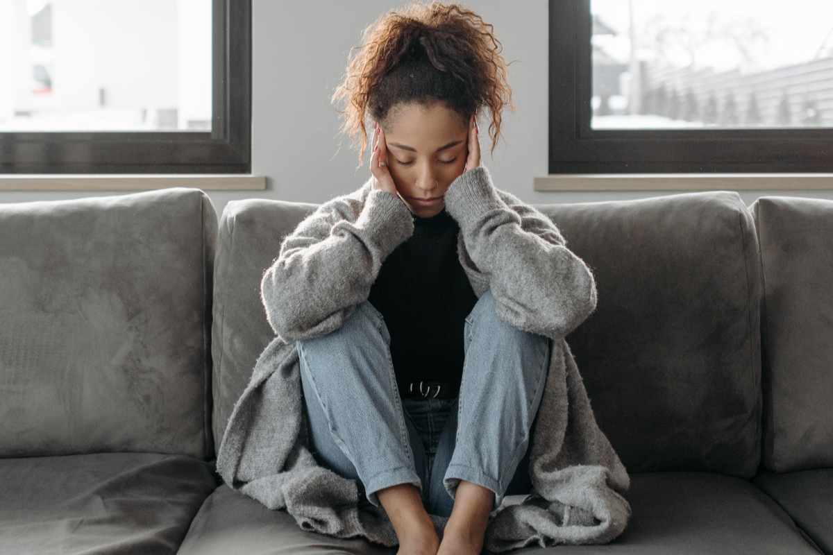 Donna con malessere sul divano