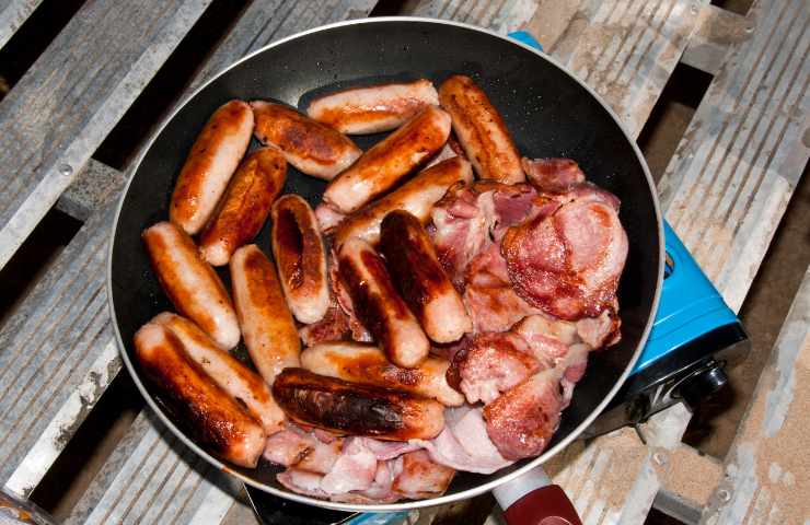 Salsicce e bacon in padella