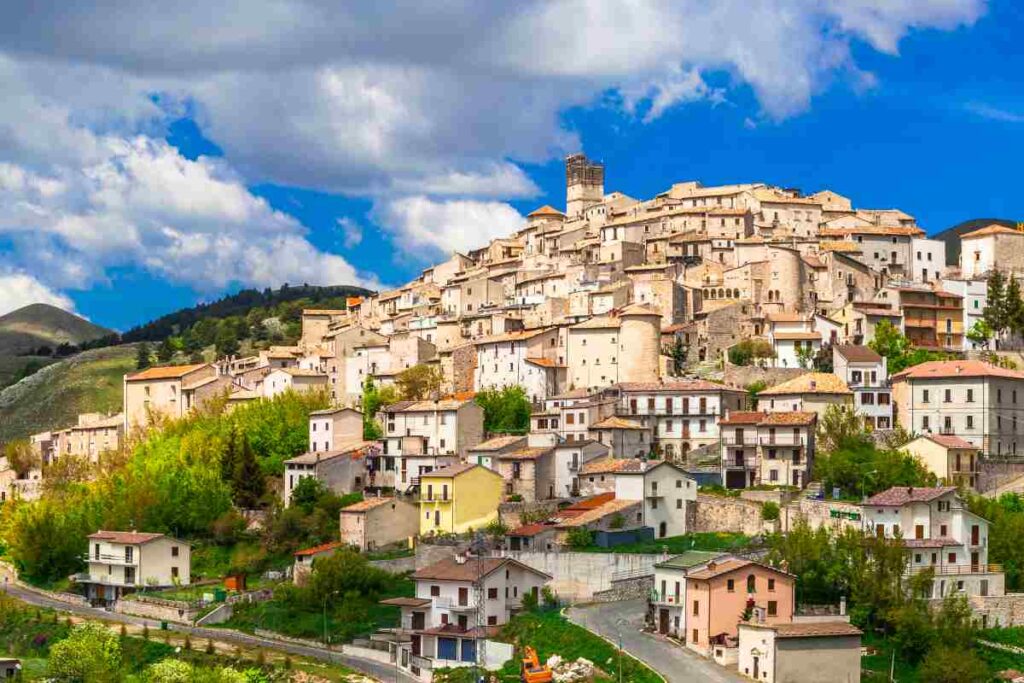 panorama di castel del monte, una delle mete per le vacanze di pasqua in abruzzo