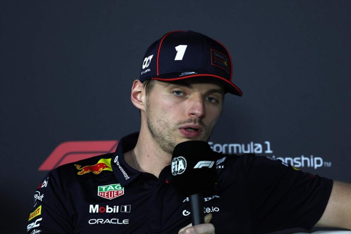 Max Verstappen con microfono