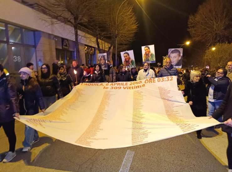 Lo striscione con il nome delle vittime