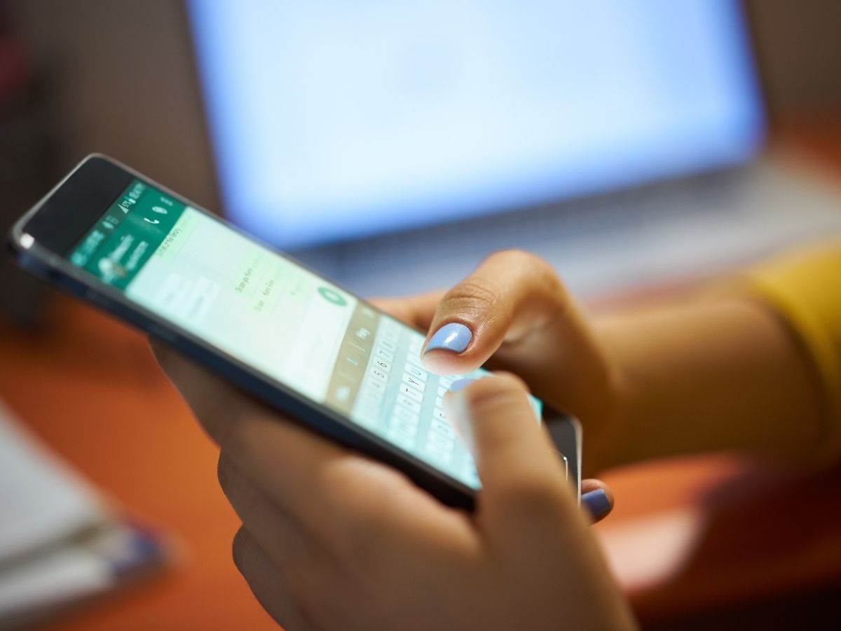 Persona usa WhatsApp