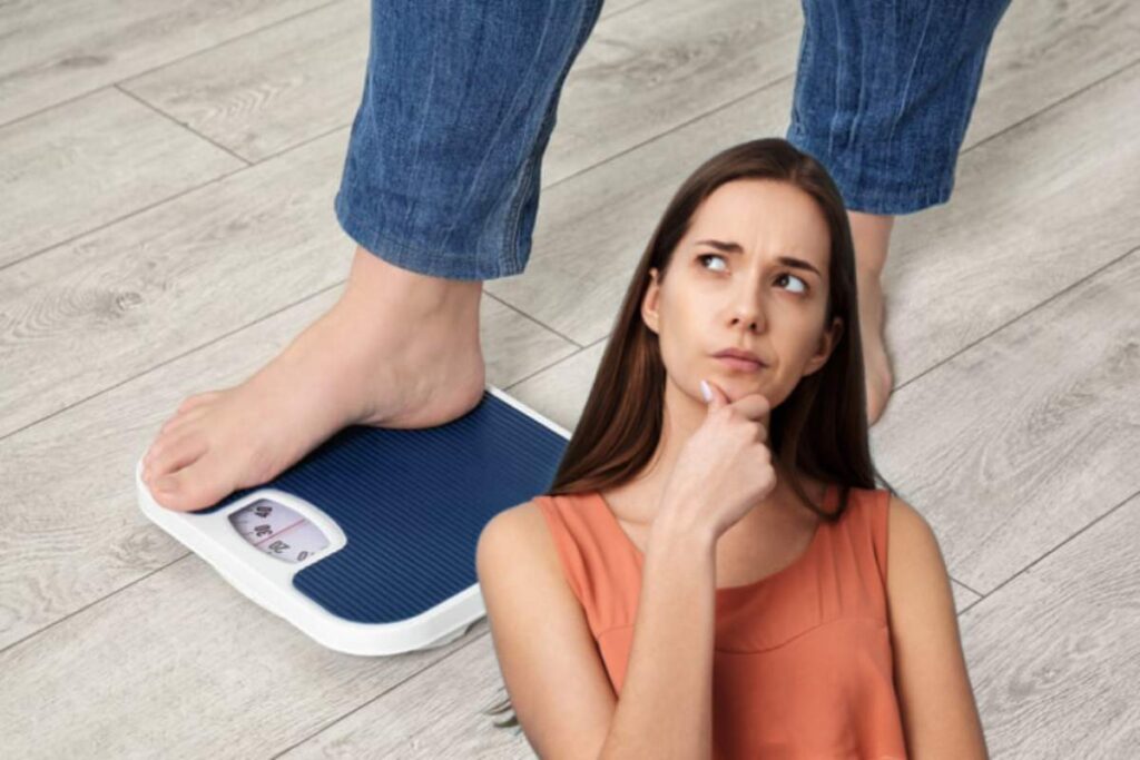 persona che si pesa e donna pensierosa