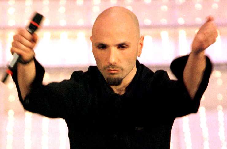 alex baroni batte le mani sul palco