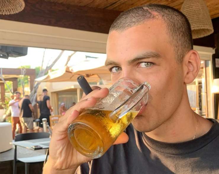 andrea savorelli beve una birra