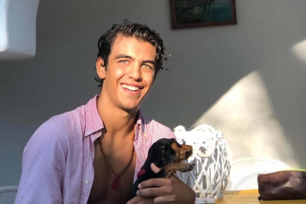 andrea savorelli sorride con un cagnolino in braccio