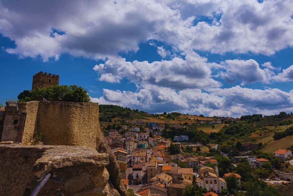 castello domina città