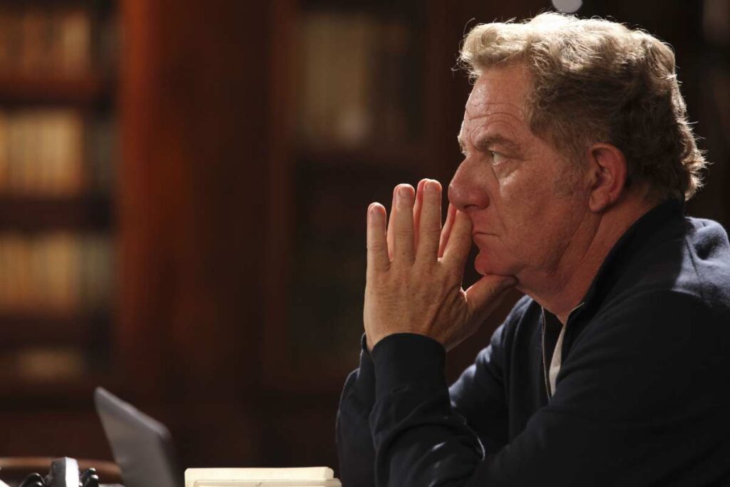 antonello fassari riflette a mani giunte