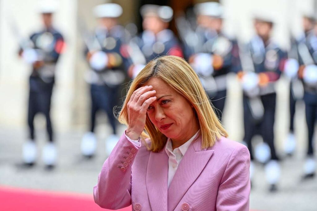 giorgia meloni che si tocca la fronte con una mano