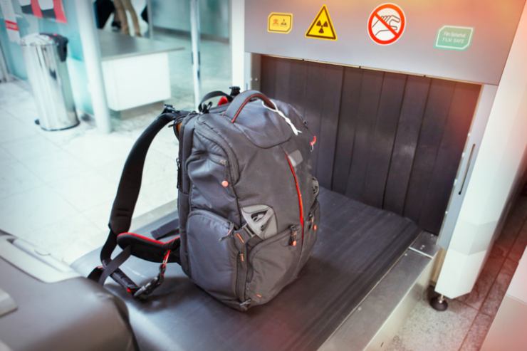 zaino su nastro dell'aeroporto