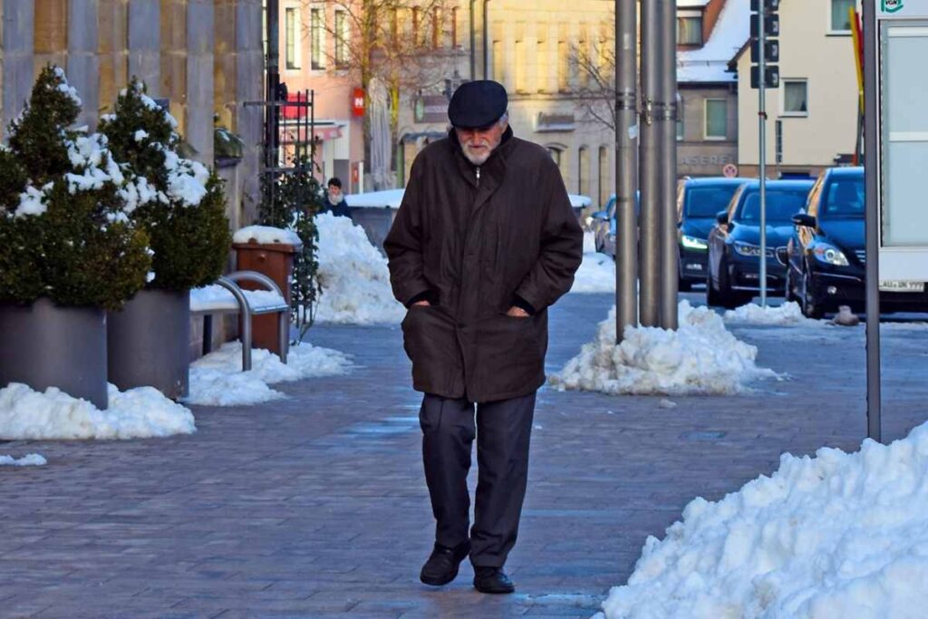 anziano che cammina per strada