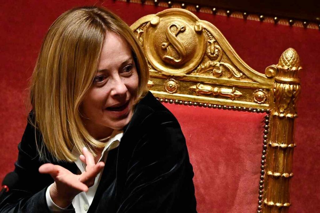giorgia meloni seduta in Parlamento