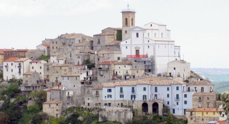 una serie di abitazioni arroccate su uno sperone