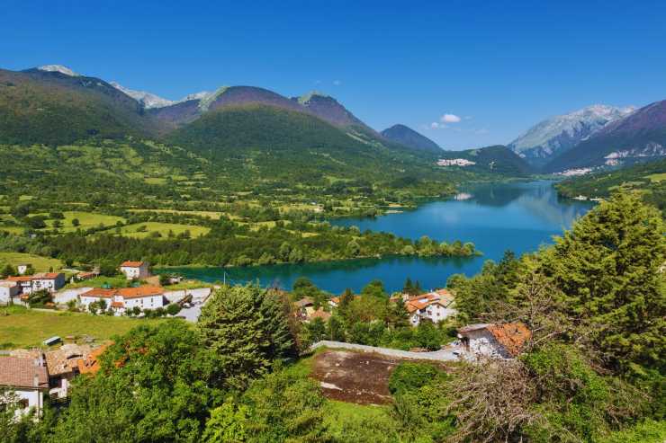 un lago in mezzo al verde e tante casette