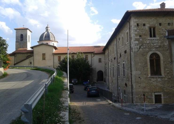 delle abitazioni e una strada in salita
